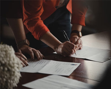 Pareja firmando papeles Pareja firmando papeles
