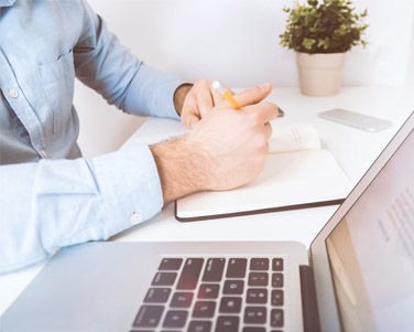 Hombre apuntando en agenda Hombre apuntando en agenda