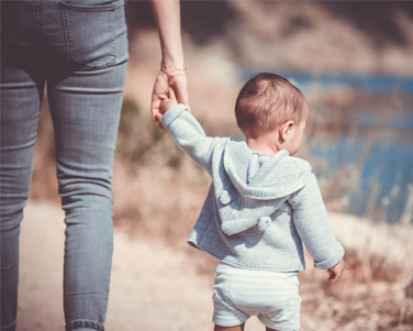 Madre con su hijo de la mano Madre con su hijo de la mano