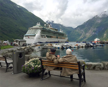 Pareja de jubilados mirando crucero en un lago Pareja de jubilados mirando crucero en un lago