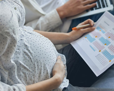 Mujer embarazada tocándose la tripa Mujer embarazada tocándose la tripa